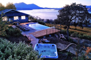 Jago Bay Vines and Views